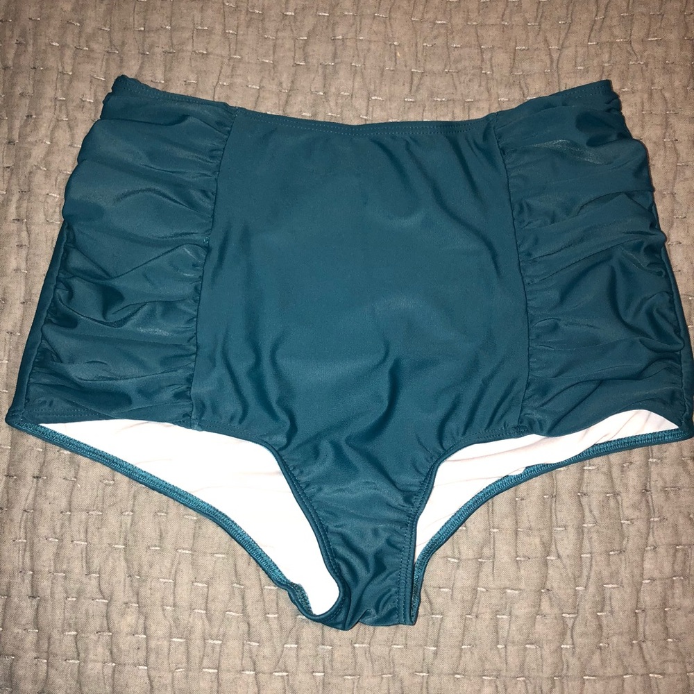 Kortni Jeane side ruched. Euc. Medium